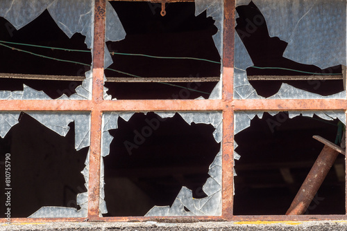 Old broken window on an abandoned old building © Philipimage