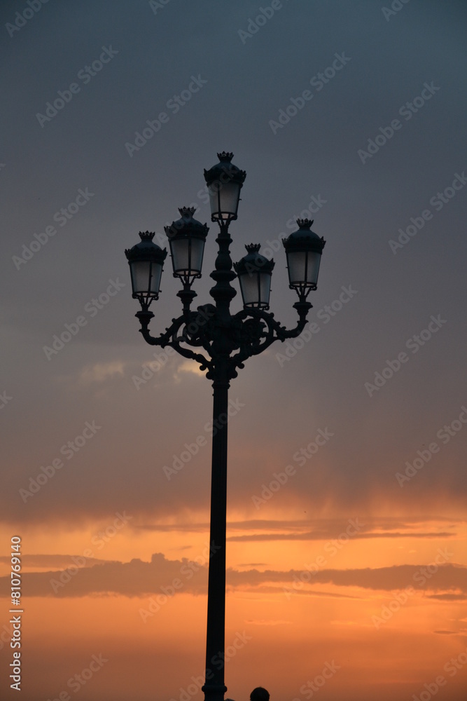 Madrid, Espagne, 16 juillet 2015 : coucher de soleil sur la ville de Madrid et silhouette noire d'un lampadaire Madrid, Espagne, 16 juillet 2015 : coucher de soleil sur la ville de Madrid et silhouette noire d'un lampadaire