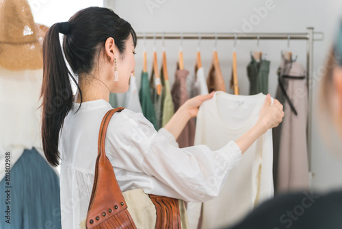 アパレルショップで洋服を買い物・ショッピングする女性
 photo