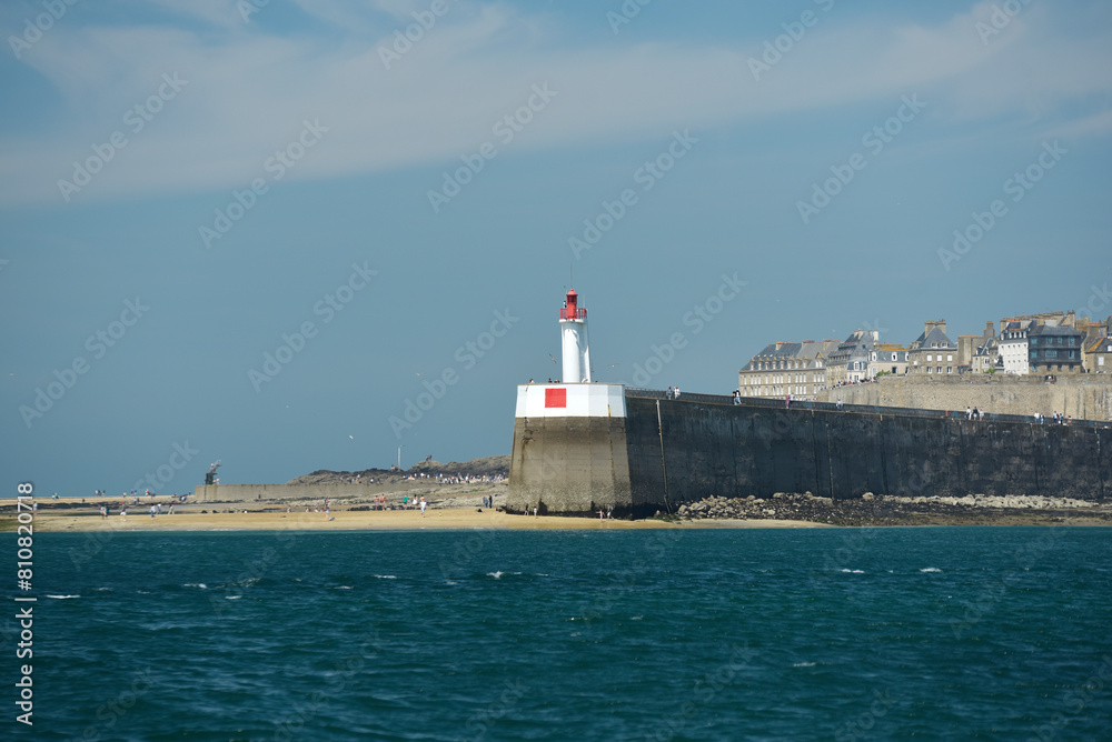 Saint-Malo, cité corsaire au printemps et Môle des Noires Saint-Malo, cité corsaire au printemps et Môle des Noires