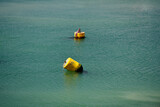 Saint-Malo, flotteurs jaunes au port