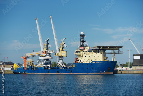 Saint-Malo, navire industriel photo