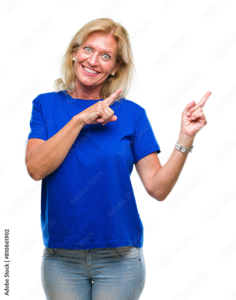 Obraz premium Middle age blonde woman over isolated background smiling and looking at the camera pointing with two hands and fingers to the side.