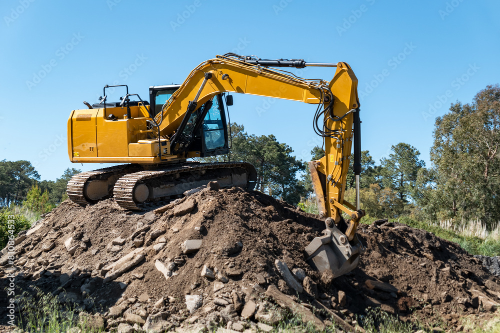 Engenharia em ação: A retroescavadeira dominando o monte de cascalho Engenharia em ação: A retroescavadeira dominando o monte de cascalho