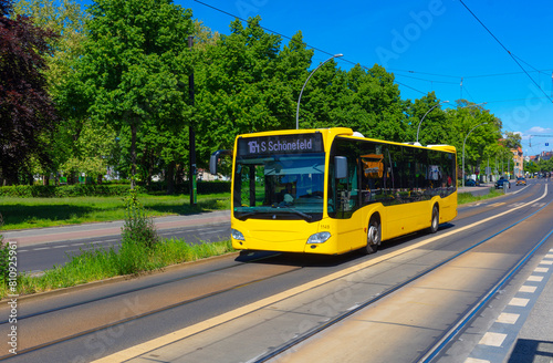 Berlin Köpenick Bus-Linie 164 Bahnhofstr / Lindenstr fahrend zum Flughafen Schönefeld moderner neuer Elektro Bus im Berliner Linienverkehr Airport Busverbindung Berliner Busverbindung citaro ecitaro 