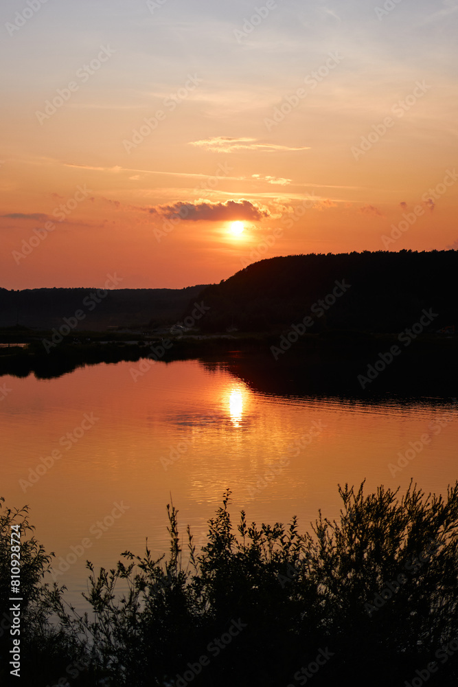 Obraz premium sunset on the lake