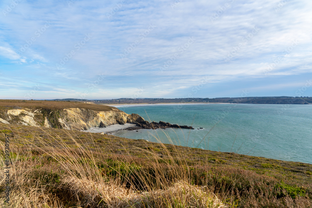 Herbes sèches de la lande bretonne s'étendant vers la mer d'Iroise : un paysage emblématique de la presqu'île de Crozon.