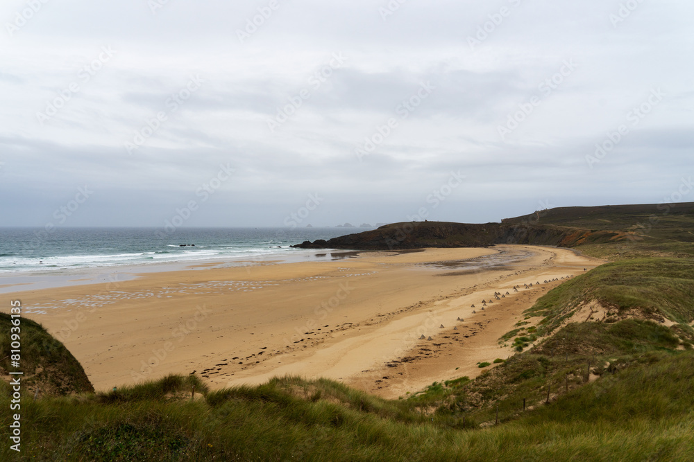 Dunes et tétraèdres sur la plage de Lostmarc'h, vestiges de la Seconde Guerre mondiale, mêlant histoire et beauté naturelle bretonne. Dunes et tétraèdres sur la plage de Lostmarc'h, vestiges de la Seconde Guerre mondiale, mêlant histoire et beauté naturelle bretonne.