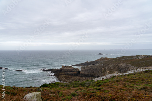 Tableau sur toile Vue sur la mer d'Iroise depuis le sentier côtier, dominant les falaises : une perspective époustouflante