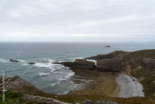 Vue depuis le sentier côtier sur la mer d'Iroise et la grève de galets, surplombant majestueusement les falaises : une scène à couper le souffle. photo