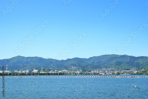 春の琵琶湖と新緑の山並みの風景