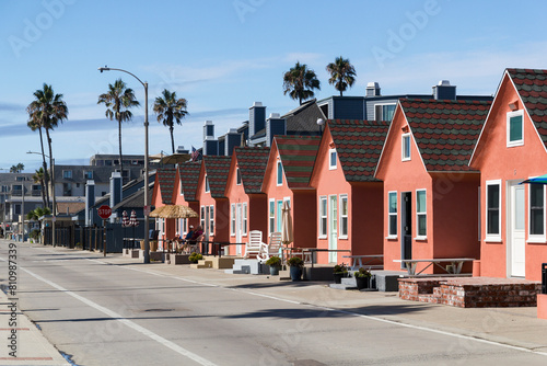 Foto cute tiny symmetrical holiday home buildings at the beach of oceanside, californ