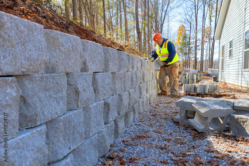 Canvastavla Concrete block retaining wall was mounted by contractor