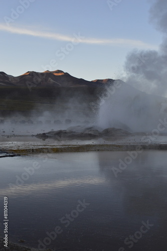 Geyser ao amanhecer