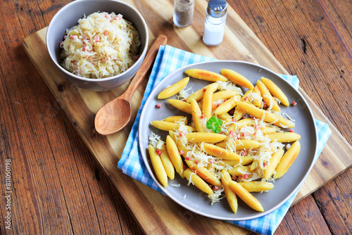 Schupfnudeln mit Sauerkraut und Speckwürfeln