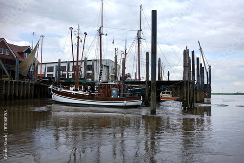 Fischkutter bei Niedrigwasser im Hafen von Ditzum, Jemgum - Rheiderland / Ostfriesland, Emsmündung bei Emden photo