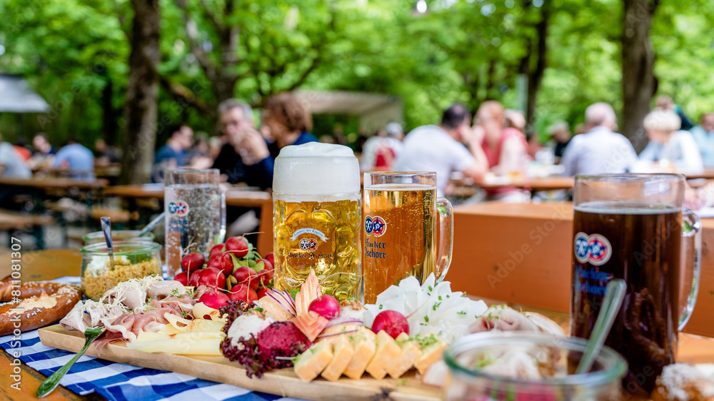 Traditionelle bayerische Brotzeit mit Bier im idyllischen Münchner ...