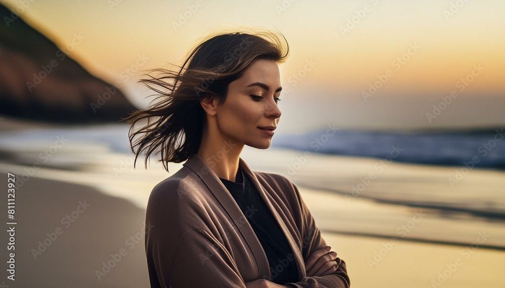 Portrait einer attraktiven, brunetten Frau mittleren Alters am Strand . Beige Farbtöne. Portrait einer attraktiven, brunetten Frau mittleren Alters am Strand . Beige Farbtöne.
