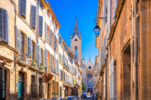 Obraz na płótnie Aix En Provence scenic alley and church view w salonie