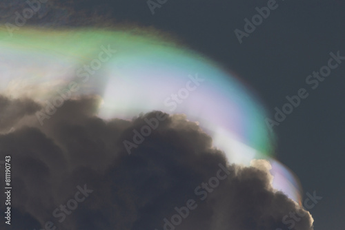 Una irisación es un fenómeno óptico meteorológico que se manifiesta cuando aparecen coloraciones en las nubes. 