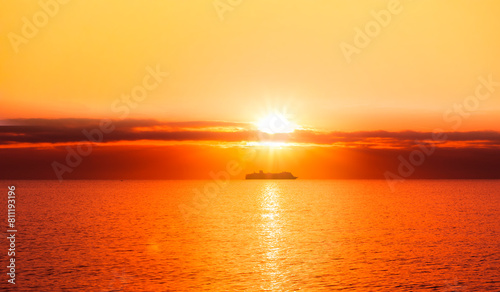 Kreuzfahrtschiff am Horizont in Norwegen bei Mitternachtssonne