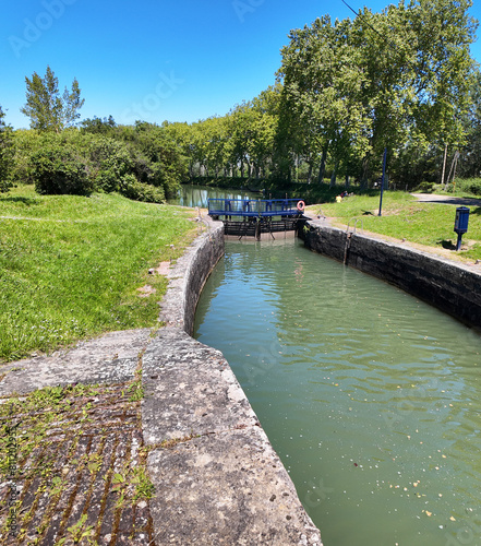 Voyage et écluse du canal photo