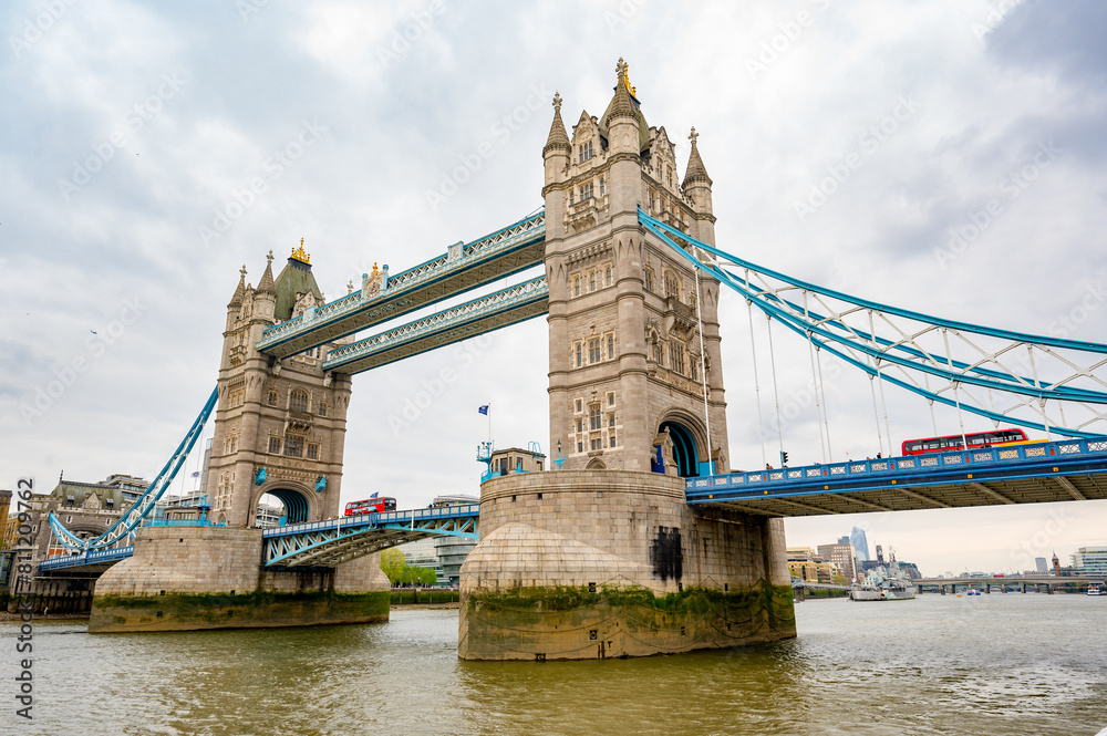 Obraz premium Tower Bridge as seen from the Thames.