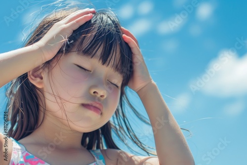 炎天下の暑さで熱中症になりそうな子供（真夏日・猛暑・脱水・日射病・酷暑・シニア） photo