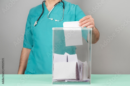 Fotografi A voter casting a ballot into a ballot box on election day