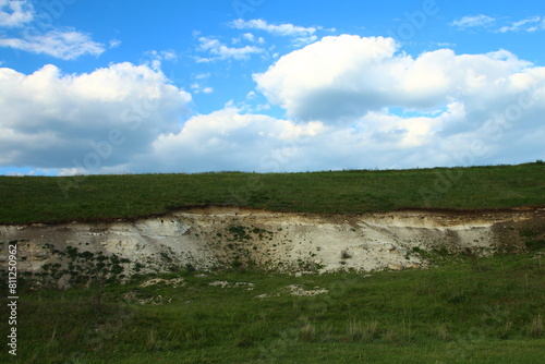 Foto A dirt mound in a field