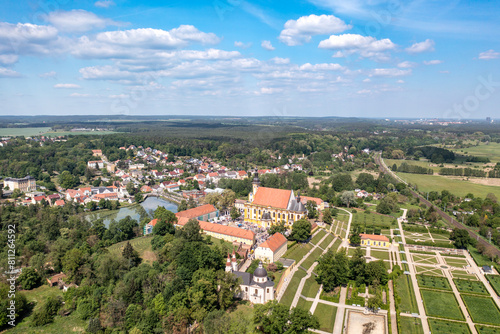 Parkanlage und Kloster Neuzelle aus der Luft im Frühling