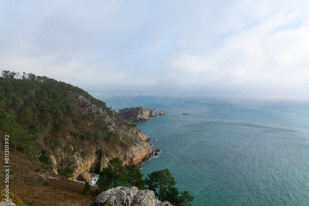 Sous un ciel couvert, la Pointe Saint-Hernot garde son charme sauvage. Les falaises se dressent, les eaux murmurent. Une beauté mystique persiste. Sous un ciel couvert, la Pointe Saint-Hernot garde son charme sauvage. Les falaises se dressent, les eaux murmurent. Une beauté mystique persiste.