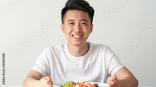 Retrato realista de um belo homem taiwanês desfrutando de uma refeição photo