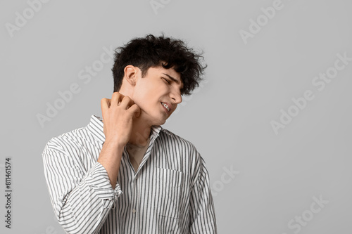 Young man with allergy scra...