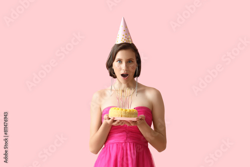Surprised young woman in pa...