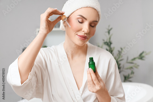 Beautiful woman applying se...