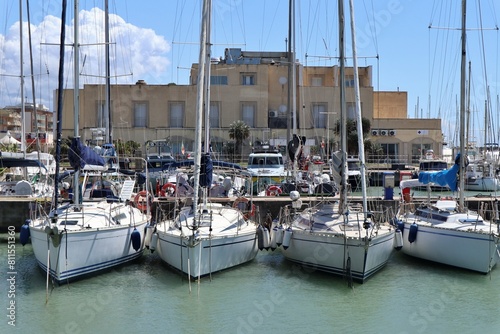Obraz na płótnie Porto Turistico di Roma - Sede della Guardia di Finanza dal Pontile I w salonie