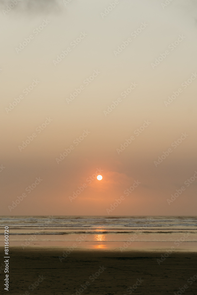 Fototapeta premium Sun setting over ocean horizon