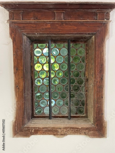 Altes Fenster mit Butzenscheiben, auch Ochsenauge genannt. Im Englischen slug washers genannt photo