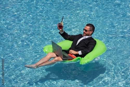 Fotografía Successful business man floating in suit in pool water