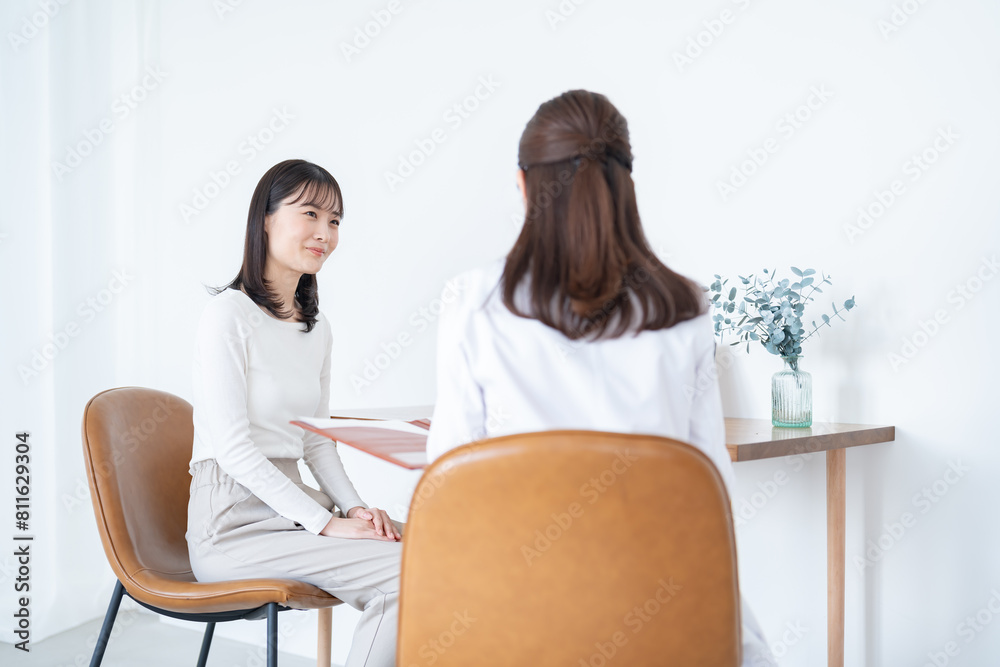 病院でカウンセリングを受ける日本人女性 病院でカウンセリングを受ける日本人女性
