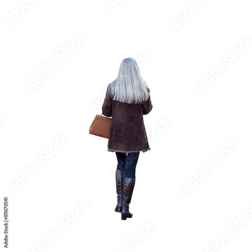 Jeune d'une trentaine d'années vue de dos, qui se promène tranquillement, elle a une longue chevelure blonde, porte un joli sac à main en cuir et des bottes en cuir noir, c'est l'hiver , bras repliés photo