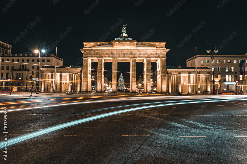 Obraz premium Illuminated Brandenburg Gate and Christmas Tree in Berlin at Night with Festive Lights