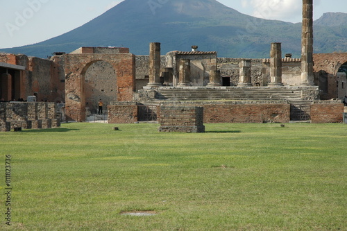 Wallpaper Mural Il vulcano Vesuvio visto dalle mure romane della città di Pompei. Torontodigital.ca