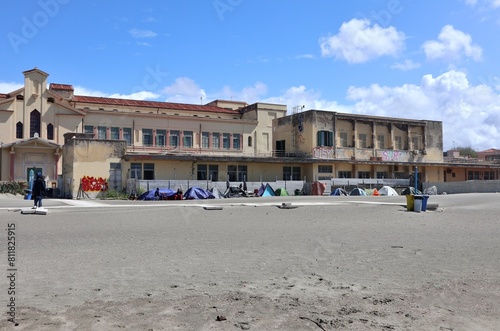 Obraz na płótnie Lido di Ostia - Tende da campeggio sulla Spiaggia Gialla w salonie