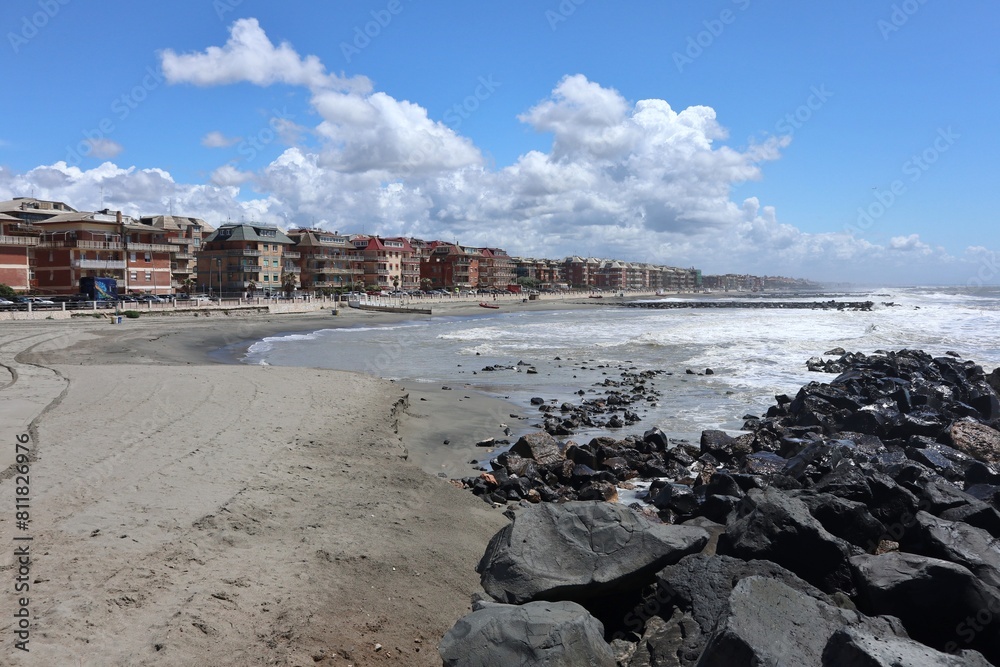 Lido di Ostia - Onde sulla scogliera della Spiaggia per Cani