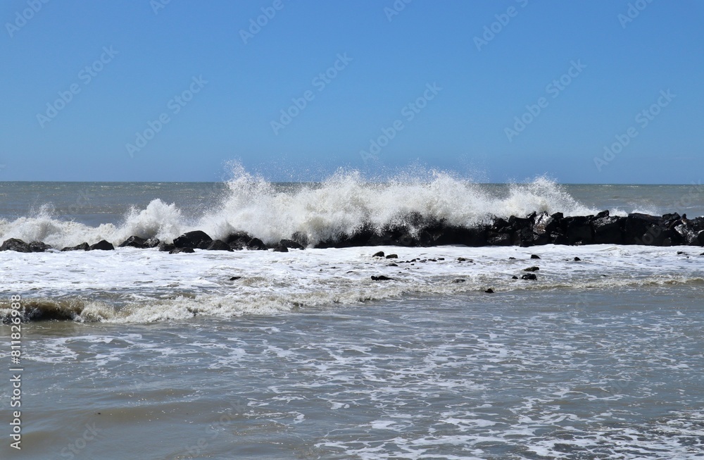 Lido di Ostia - Onda sulla scogliera della Spiaggia Grigia