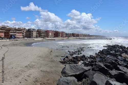Lido di Ostia - Onde sulla scogliera della Spiaggia per Cani