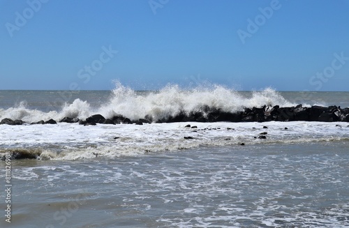 Obraz na płótnie Lido di Ostia - Onda sulla scogliera della Spiaggia Grigia w salonie
