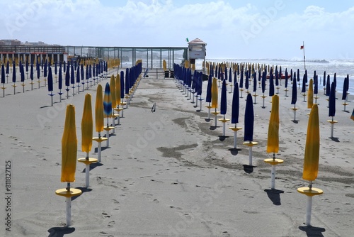 Obraz na płótnie Lido di Ostia - Ombrelloni chiusi al Lido Battistini w salonie